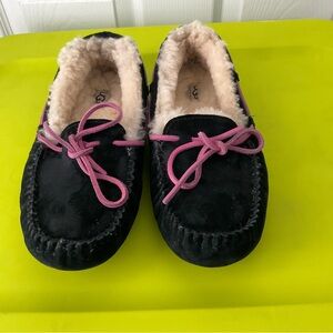New UGG Women’s Black/Pink Slippers Size 9
